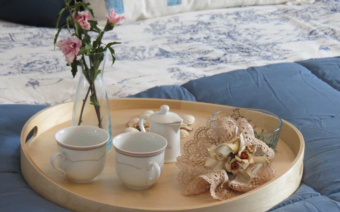 Breakfast in bed for an ultimate gift giving ideas